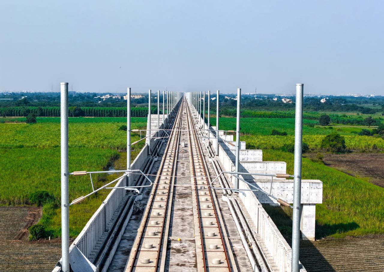 ムンバイ〜アーメダバード高速鉄道回廊に沿って、架線電化（OHE）工事が進行中です。